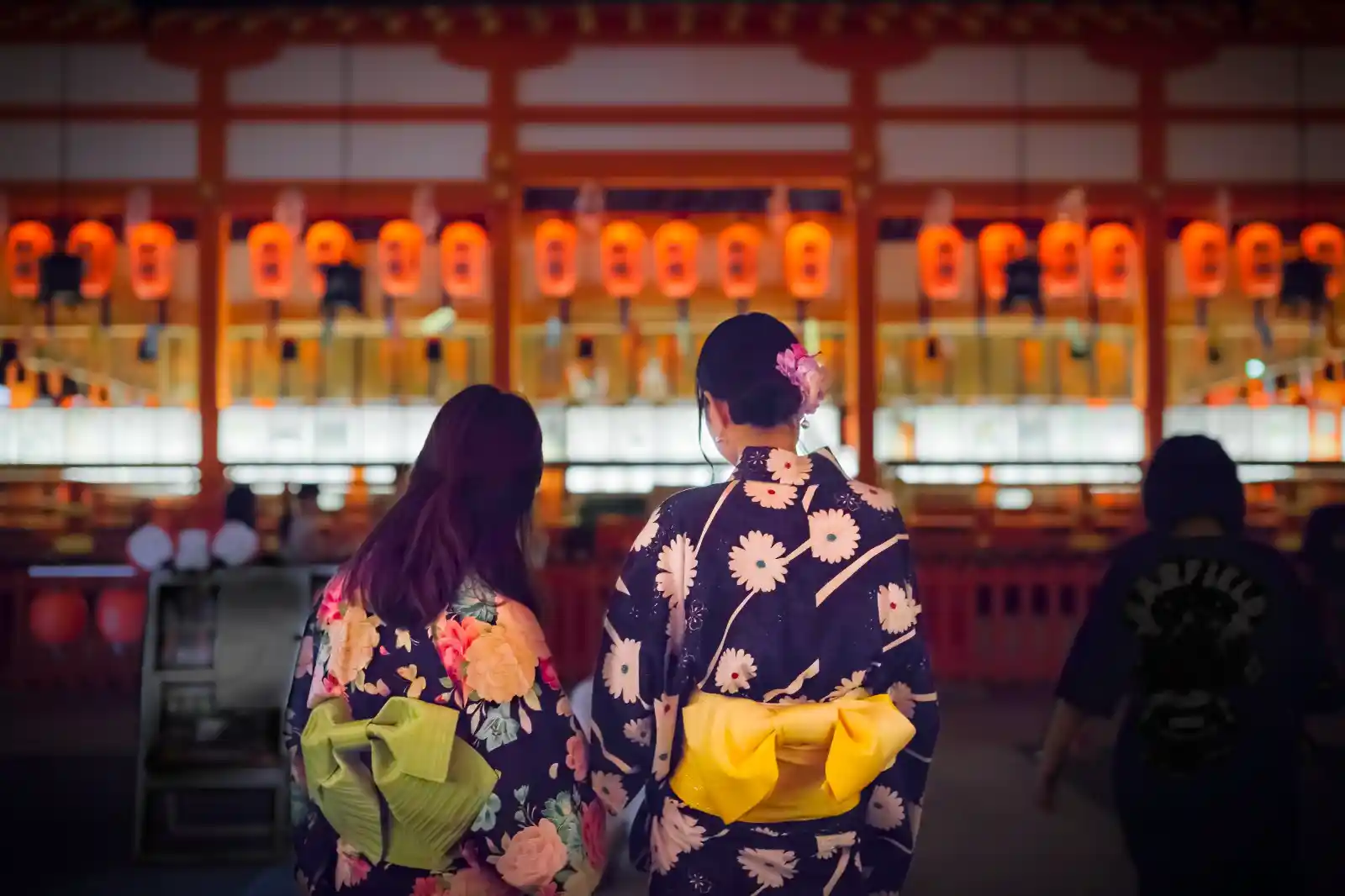 京都のお祭りにきた浴衣姿の女性たち