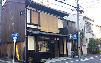 「泉屋市古商店」まで徒歩約4分（約420m）