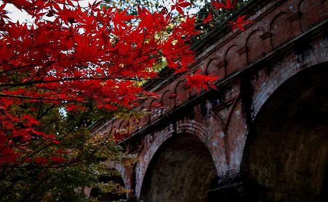 京都屈指の紅葉名所 南禅寺境内にある水路閣