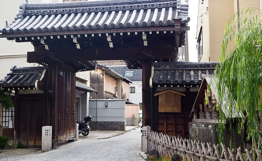 島原の東入口に佇む正門