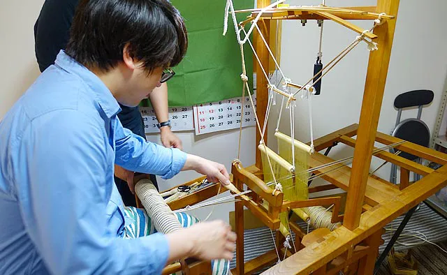 織りの体験Ⓐ横糸を入れる