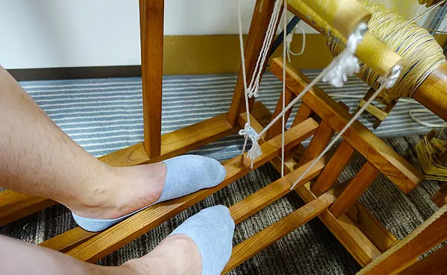 織りの体験Ⓒ縦糸を組み替える