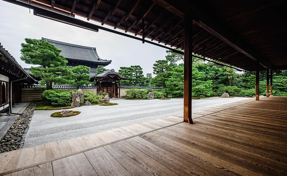 Japanese Zen Garden raking 禅の庭 
