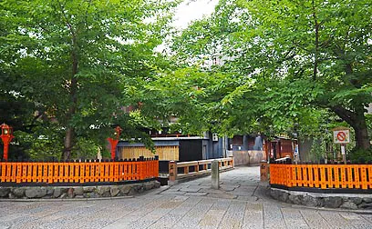 夏の京都・祇園かいわいを朝さんぽ