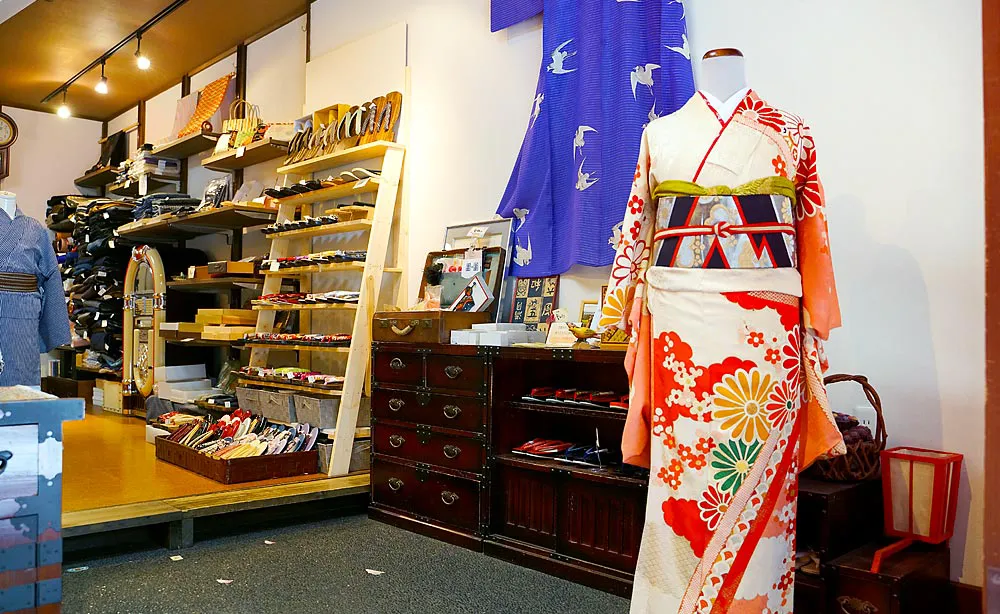 京都でアンティーク着物・レトロ着物の世界へ