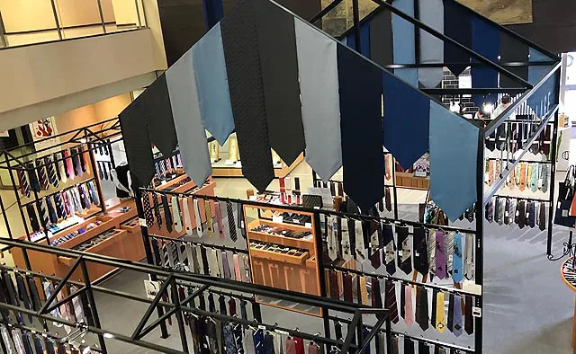 西陣織会館：会館1階には2018年9月より織ネクタイのショップ「TIE VILLAGE ～日本のネクタイ」がオープン。西陣織だけでなく、東京・八王子や山梨、博多など他産地の織物を使ったネクタイも販売されています