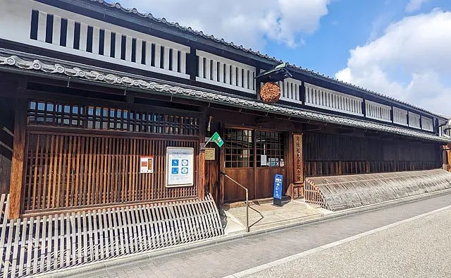 月桂冠大倉記念館：1909（明治42）年建造の酒蔵を改装し、伏見の酒造り、日本酒の歴史・文化を紹介する史料館として82（昭和57）年に開設。今なおその姿を残します