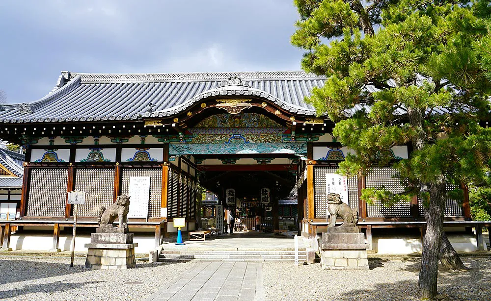 御香宮神社：紀州徳川家初代である徳川頼宣が1625年に寄進した拝殿