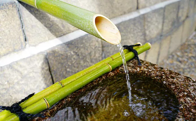 御香宮神社：神社の名前の由来にもなった｢石井の御香水｣は、京の名水の代表として国の名水百選にも認定されています