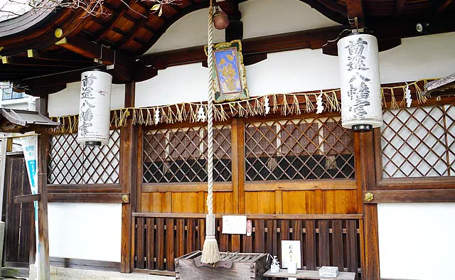 首途八幡宮：八幡宮が建てられた当時は小さな社が建てられていましたが、昭和40年ごろに西陣地域の人たちによって現在の社殿が奉納されました