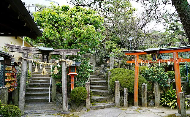 首途八幡宮：正面の鳥居から細長い参道を抜けていくと2つの鳥居があり、その奥にある小高い丘の上に本殿が建っています。本殿の建つこの丘が古墳ではないかという説もあるそう