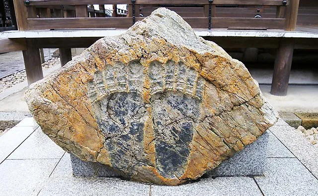 清水寺：朝倉堂そばにある約1m幅の巨石。本来は仏足石（ぶっそくせき）といって仏さまの足跡を表したものですが、いつのまにか「弁慶の足跡」と伝えられるようになりました