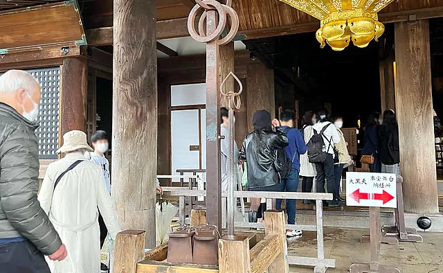 清水寺：鉄の下駄と錫杖は、音羽の滝の行者（ぎょうじゃ）が満願成就の御礼に収めたとも言われています