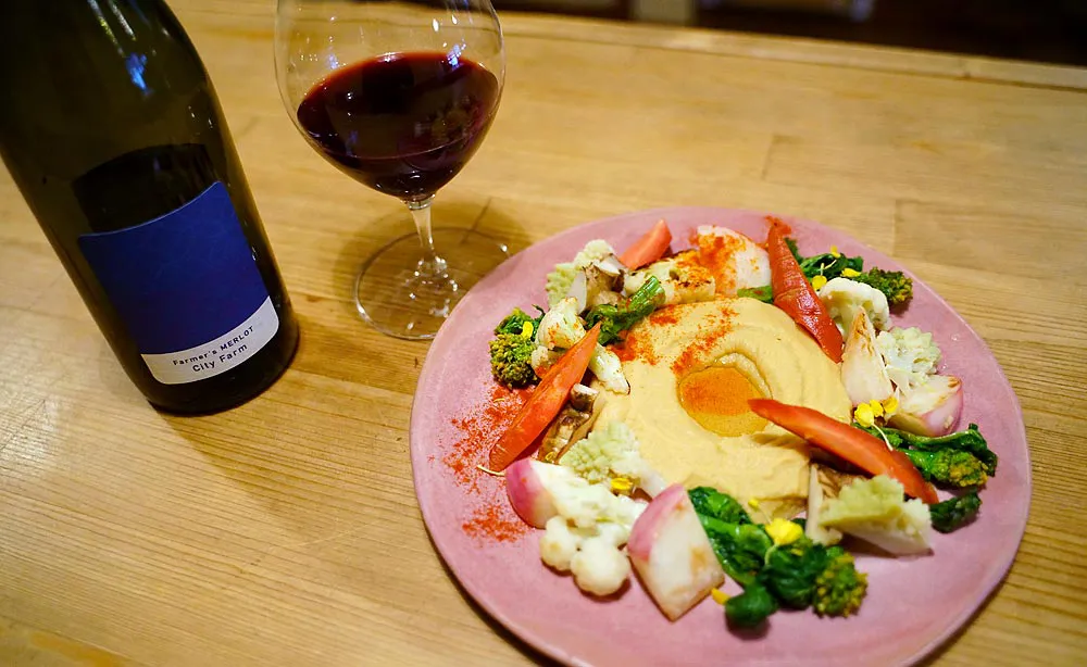 バイタルサイン：ディナーのアラカルトメニュー「焼き野菜とフムス」と赤ワイン