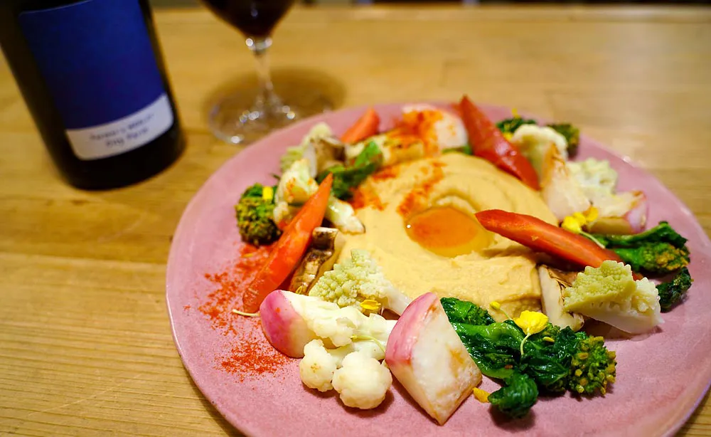 バイタルサイン：京都・静原の野菜をふんだんに使った「焼き野菜とフムス」とナチュラルワイン