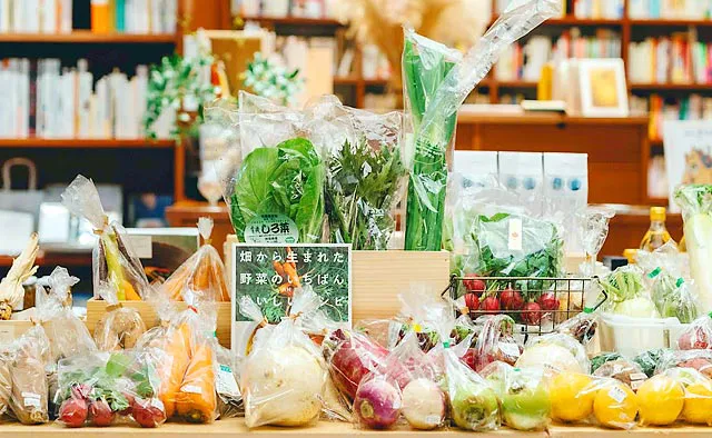 本と野菜 OyOy：店内では、「坂ノ途中」のオーガニック野菜も購入可能。時には、スーパーでは目にしないような個性的な野菜にも出会えます