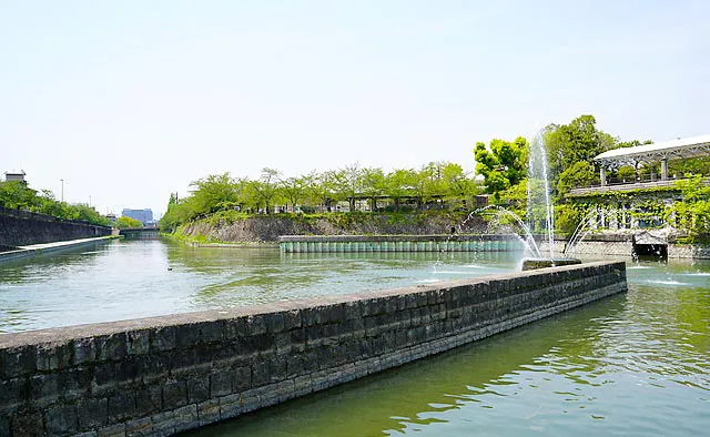 蹴上インクライン：琵琶湖疏水記念館のテラスからは疏水噴水が設置された岡崎疏水や、その奥にある京都市動物園の様子などが見えます