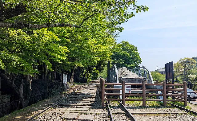 蹴上インクライン：当時の輸送船を復元した「三十石船」がある辺りから、蹴上駅へ向かう道に合流することができます。そのままインクラインを進むと、旧御所水道ポンプ室などへとつながっています