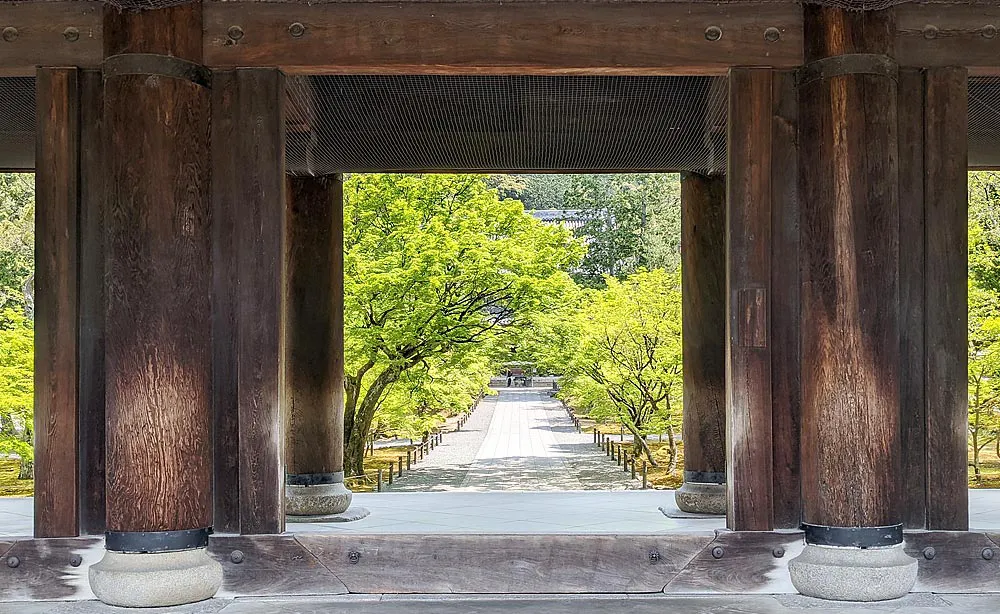 南禅寺：瑞々しい新緑と日本三大門の一つにも数えられる、高さ約22mの三門