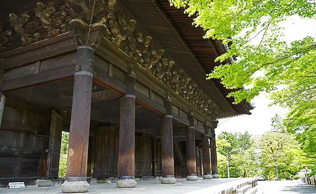 南禅寺：別名「天下竜門」とも呼ばれる日本三大門の一つに数えられる三門。歌舞伎に登場する伝説の大泥棒石川五右衛門のセリフにあるように、楼上の景色はまさに「絶景かな絶景かな」
