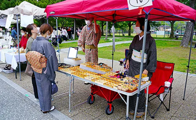 平安楽市：毎回ご夫婦揃って着物で出店するという、帯留とアクセサリーのお店「小物力丸」さん。平安楽市ならではの温かな雰囲気が気に入り、この手作り市にしか出店しないそう