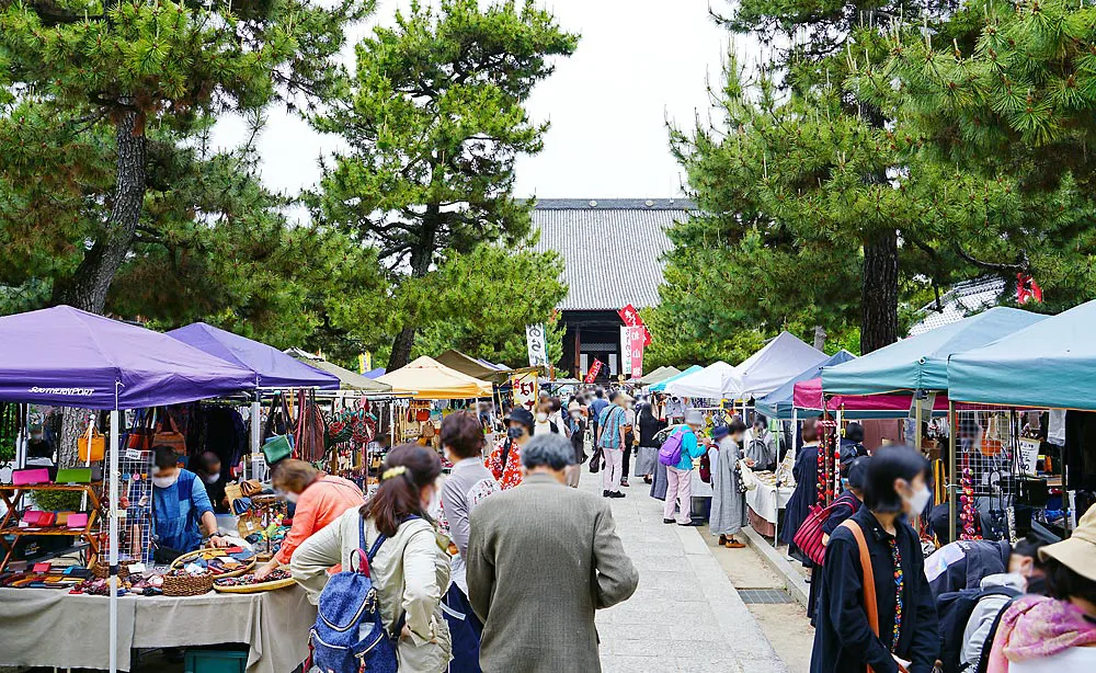 百万遍さんの手づくり市：知恩寺境内の全体がメインの出店エリアになっています