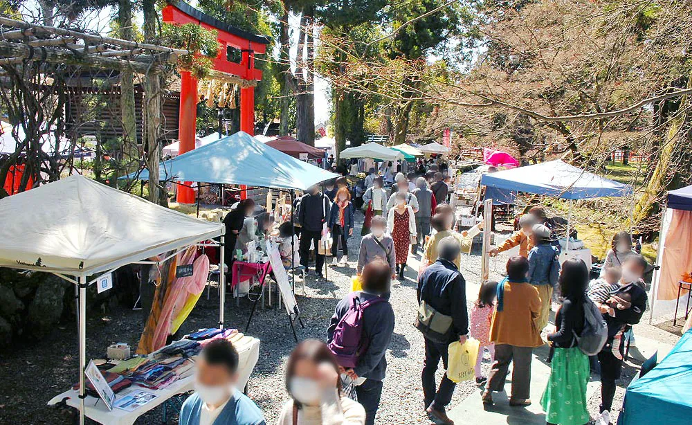 上賀茂手づくり市：会場は境内を流れる"ならの小川"沿い