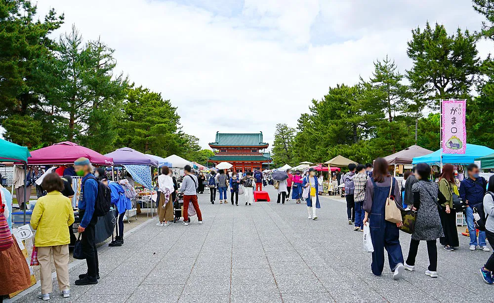 平安楽市：平安神宮の大鳥居と社殿をつなぐ参道にある岡崎公園で開催