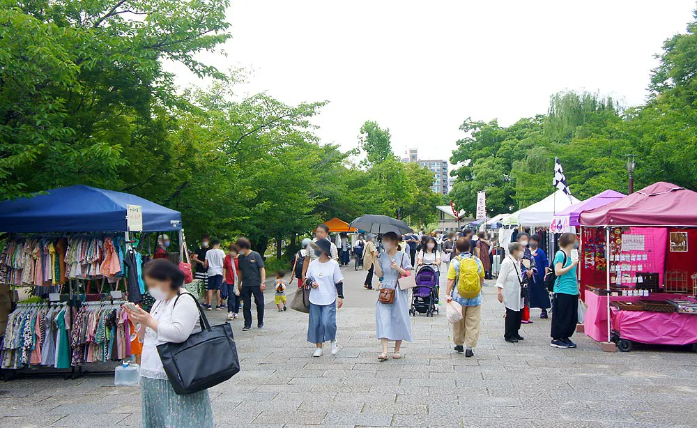 梅小路公園手づくり市：第1土曜日には梅小路公園に多くのブースが並び賑わいます