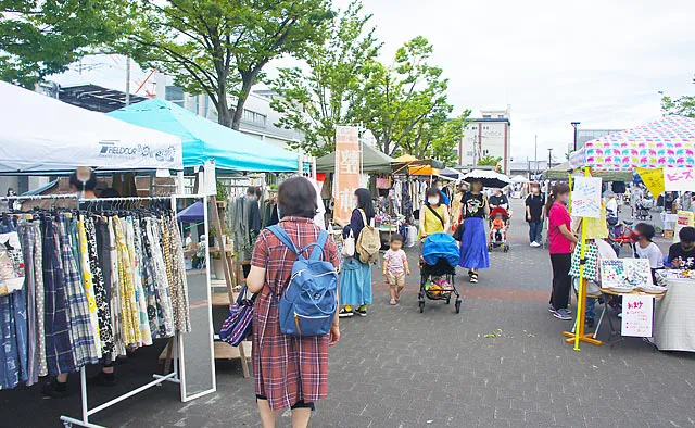 梅小路公園手づくり市：公園内の北西側にある広場が会場になっています。七条通沿いにある七条入口が最寄りです