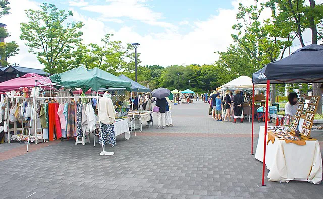 梅小路公園手づくり市：公園内の会場は広々としているので、お子様連れでも安心してお買い物ができますね