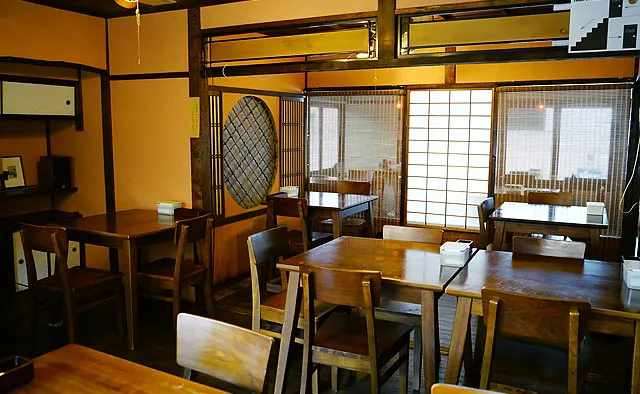 雪ノ下 京都本店：木の家具を配する落ち着いた雰囲気の店内。カフェには珍しい食券式なので、まずは入口で購入を