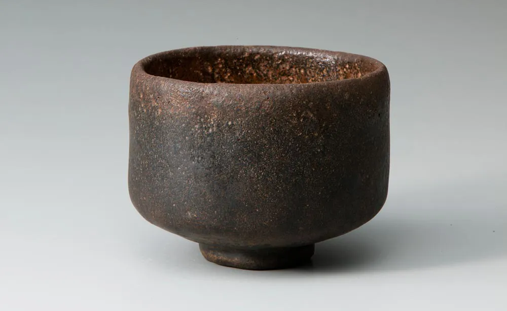 樂美術館：初代長次郎による「万代屋黒」は、小振りでゆがみや装飾を排した利休好みの茶碗