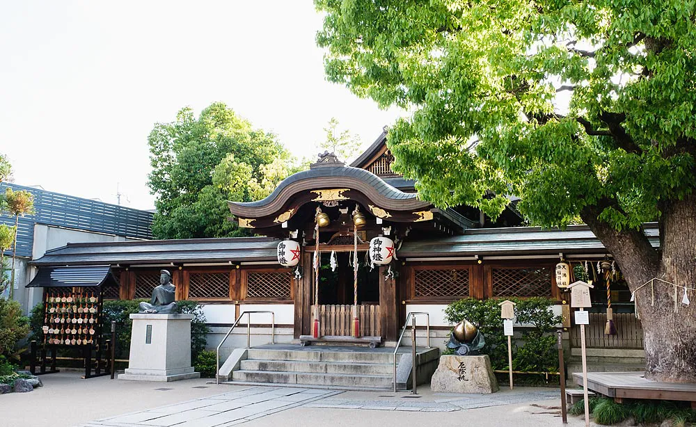晴明神社：安倍晴明を祀る本殿の脇に樹齢推定300年の楠が茂り、神聖な雰囲気を醸しています