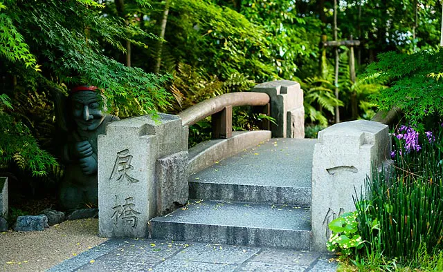 晴明神社：境内には、以前の一条戻橋を実際の部材を使って再現したミニチュアの橋があります。そばには安倍晴明の式神・十二神将像が控えています