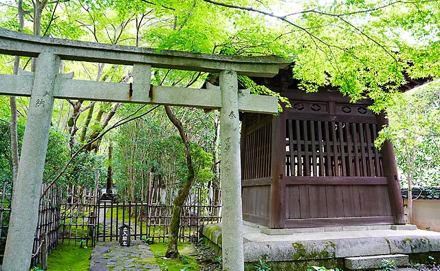 蓮華寺：蓮華寺創建の際に黄檗の隠元禅師や木庵禅師の協力もあったことから、参道の梵鐘には萬福寺の二世・木庵性瑫（もくあんしょうとう）の銘があり、萬福寺と同じ形式になっています