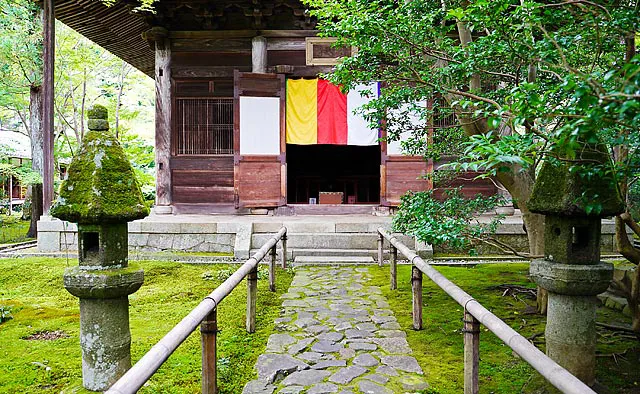 蓮華寺：本堂は黄檗宗の様式で建立されており、本堂前には両側に六角形の笠をもつ「蓮華寺形灯籠」が据えられています。（通常は撮影禁止ですが、今回は取材のため特別に許可をいただきました）