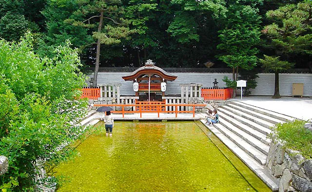 下鴨神社：下鴨神社の境内にある御手洗池と井上社は、糺の森に流れる小川の源泉。井上社から湧き出る泡が団子の形をしていたことからみたらし団子の発祥ともされ、毎年土用の丑の日には無病息災を祈る足つけ神事「みたらし祭り」が開催されます