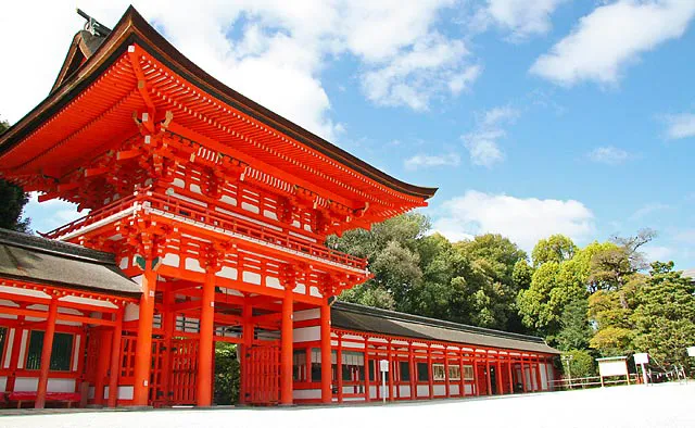 下鴨神社：糺の森を抜け鳥居をくぐるとまず見えてくるのが朱色の美しい楼門。日本で5番目に世界文化遺産として登録された下鴨神社の玄関口として、参道からの参拝者を迎えます