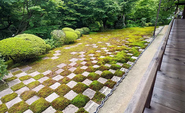 東福寺：方丈の東西南北にある四庭をあわせて「八相の庭」と命名された東福寺本坊庭園は、重森三玲作の世界に名高い名庭。写真は小市松模様が美しい北庭です