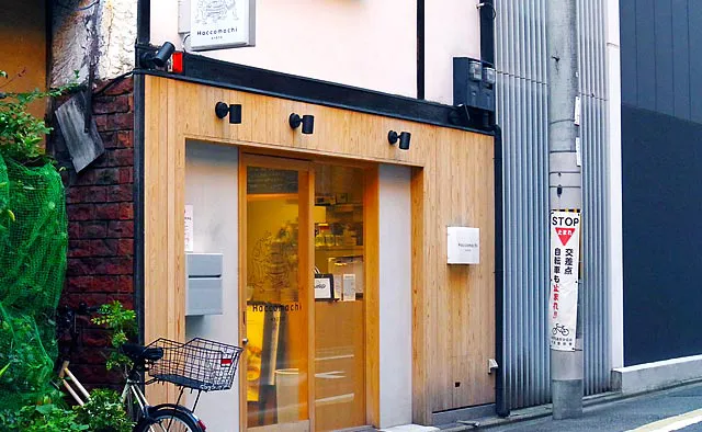 発酵カフェ「漬×麹 Haccomachi」：柳馬場通沿いにあるお店は、麹室をイメージして外壁に用いた杉板が印象的です
