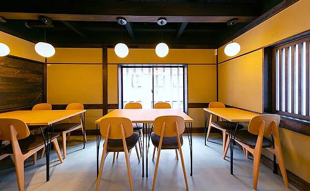 発酵カフェ「漬×麹 Haccomachi」：店内2階のカフェスペース。彩りも鮮やかな「Haccomachi特製 発酵ごぜん」などのこだわりのメニューを朝から楽しめます