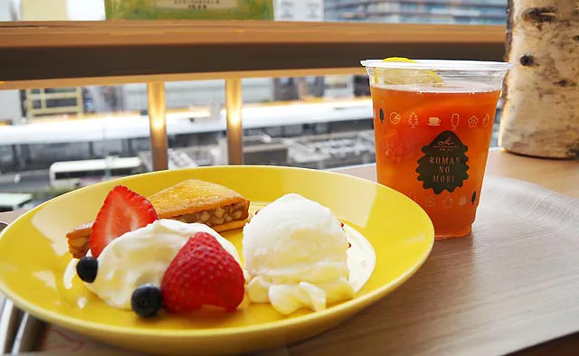 マールブランシュ ロマンの森カフェ：焼き菓子は全てロマンの森カフェオリジナルメニュー。ヌガーをからめたクルミが香ばしい「はんなり京都エンガディナー」は爽やかなフルーツティーと好相性