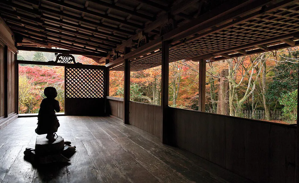 高山寺：石水院の西正面にある「廂の間」には小さな善財童子像が置かれています