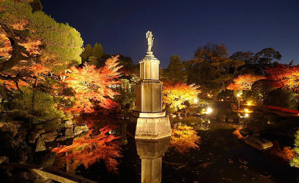 知恩院：友禅苑内の補陀落池に立つ高村光雲作の聖観音菩薩立像と紅葉のライトアップ