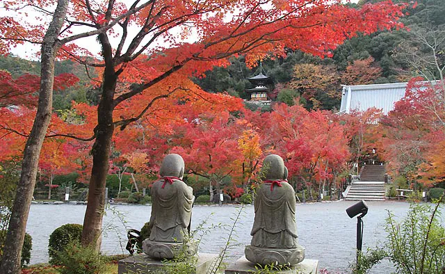 永観堂：大正3（1914）年に日本画家・鈴木松僊の発願によって建立された画仙堂の側に、並んで立つ「智恵」と「慈悲」の地蔵。フォトスポットとしても知られています