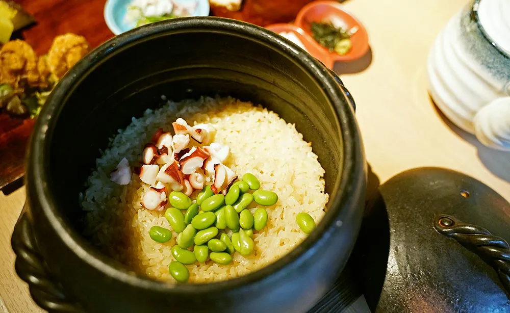純米酒粕 玉乃光：「野菜と肉と麹と純米酒粕のプレートランチ」には月替りの土鍋ごはんがセットになっています