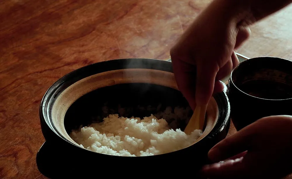 丹：アラカルトの自家栽培米、自家製お漬物とお味噌汁のセット。目の前で炊きあがる様子を見られます
