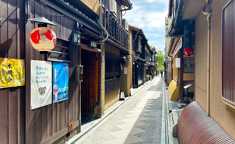 先斗町：花街の風情ある「先斗町」は昼でも楽しめる街並みです