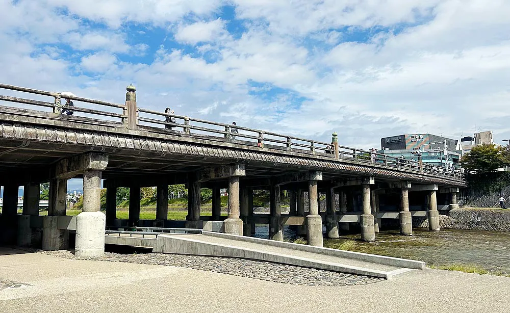 三条大橋：今なお大勢が行き交う「三条大橋」は東海道五十三次の終着点になっています